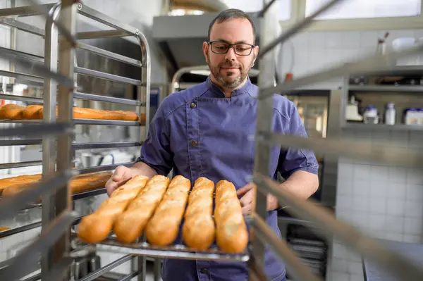 Tukang Roti Profesional Dekat Roti Panggang Segar Rak Nampan Troli — Stok Foto