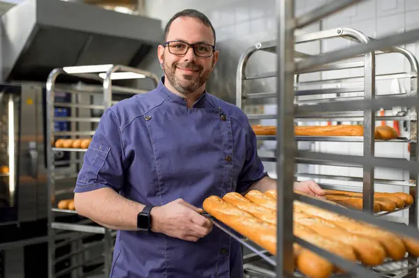Tukang Roti Profesional Dekat Roti Panggang Segar Rak Nampan Troli — Stok Foto