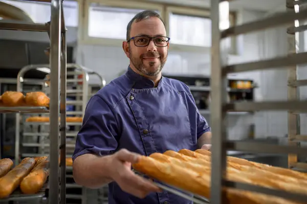 Man Bagare Uniform Med Brickor Med Färskt Bröd Bageriet — Stockfoto
