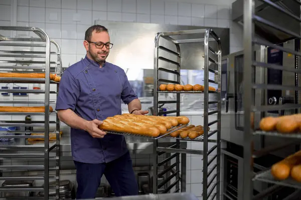 Tukang Roti Yang Tampan Memegang Baguettes Atas Nampan Dapur Toko — Stok Foto