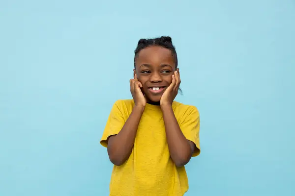 Lächelnder Dunkelhäutiger Kleiner Junge Der Seine Ohren Isoliert Vor Blauem — Stockfoto