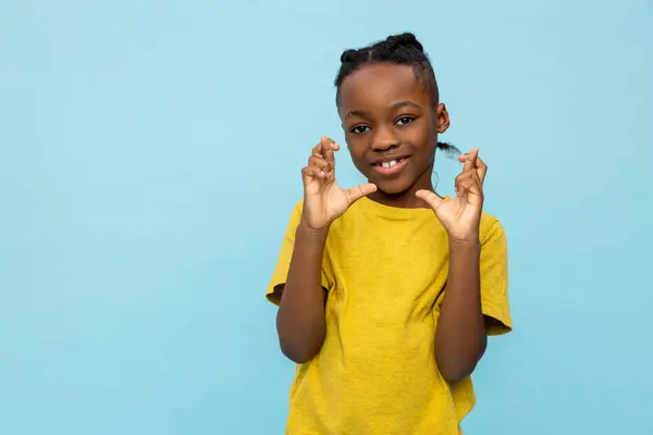 Hoffnungsvoller Afroamerikanischer Kleiner Junge Der Mit Gedrückten Daumen Vor Blauem — Stockfoto