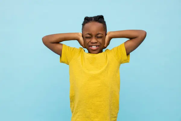 Irriterad Afroamerikansk Liten Pojke Täcker Öronen Isolerade Över Blå Bakgrund — Stockfoto