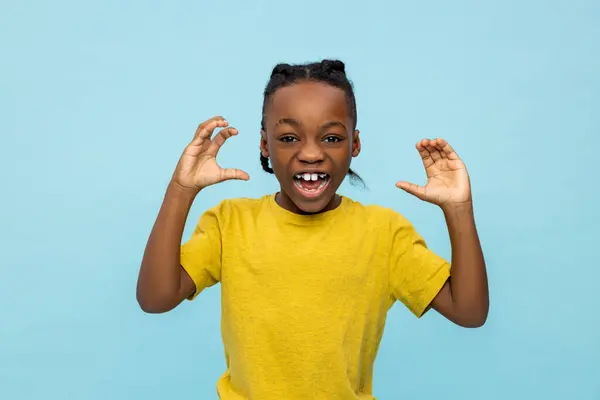 Lustiger Afroamerikanischer Kleiner Junge Schreit Mit Erhobenen Armen Vor Blauem — Stockfoto