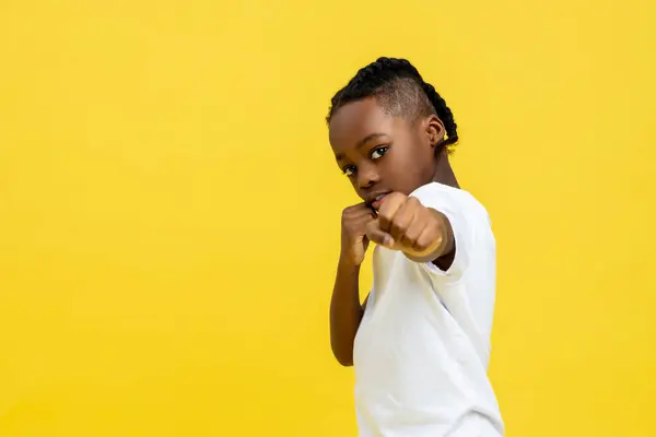 Serius Afrika Amerika Anak Kecil Tinju Dengan Tangan Terisolasi Atas — Stok Foto