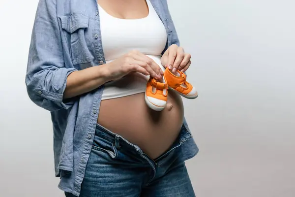 Baby Shoes Pregnant Woman Big Belly Holding Baby Shoes Her — Stock Photo, Image