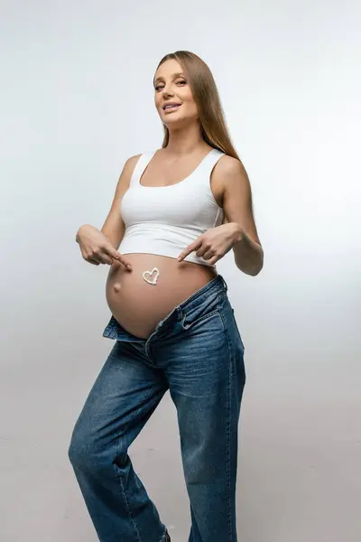 Crema Estiramiento Embarazada Poniendo Crema Vientre Buscando Disfrutado — Foto de Stock