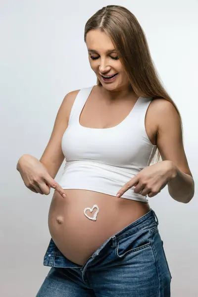 Protahovací Krém Těhotná Žena Nanášení Hydratační Krém Její Velké Břicho — Stock fotografie