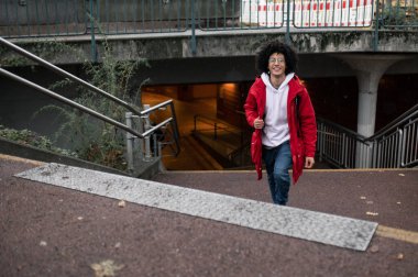 Tren istasyonunda. Delikanlı tren istasyonundaki merdivenlerden yukarı çıkıyor.