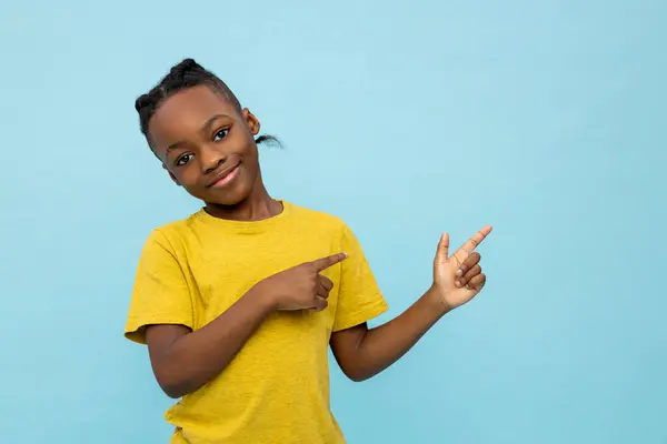 Lächelnder Afroamerikanischer Kleiner Junge Zeigt Auf Kopierfläche Für Werbung Isoliert — Stockfoto