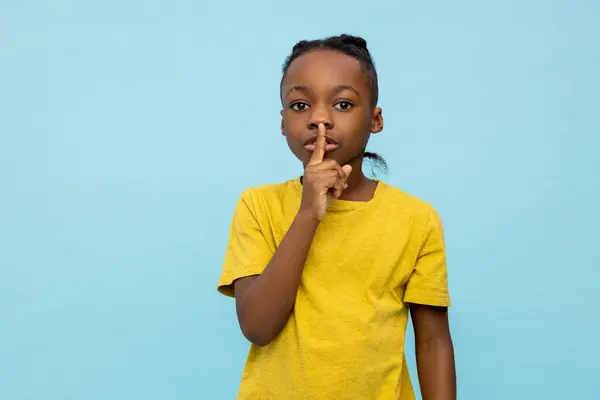 Allvarlig Mörkhyad Liten Pojke Visar Tystnad Gest Isolerad Över Blå — Stockfoto