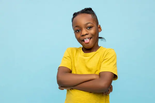Glada Afroamerikanska Lilla Pojke Visar Tungan Isolerad Över Blå Bakgrund — Stockfoto