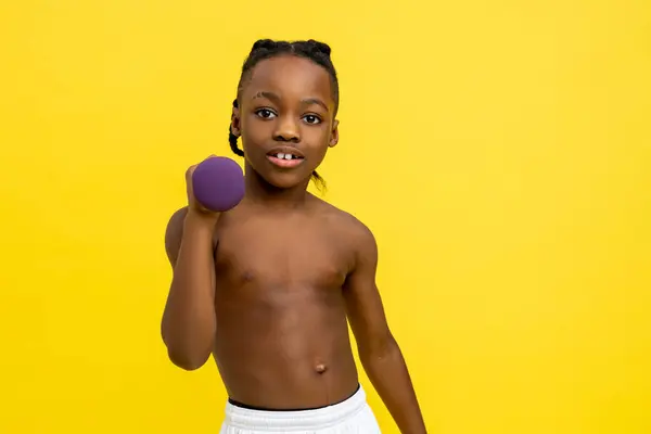 Latihan Anak Berkulit Gelap Lucu Dengan Memiliki Latihan Dengan Dumbbells — Stok Foto