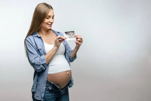 Ray Result Long Haired Pregnant Woman Showing Her Ray Result — Stock Photo, Image