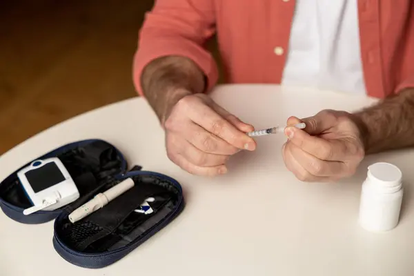 Homme Diabétique Méconnaissable Avec Injection Insuline Seringue Assis Table Maison — Photo