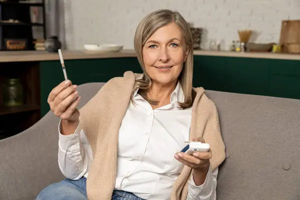 Diabetická Žena Usmívající Dospělá Běloška Inzulínovou Injekční Stříkačkou Rukou — Stock fotografie