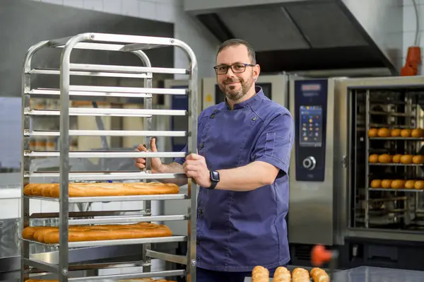 Man Bagare Baka Och Sälja Välsmakande Bröd Bageriet — Stockfoto