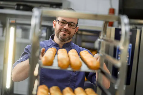 Tukang Roti Profesional Toko Roti Dengan Roti Baguette Toko Roti — Stok Foto