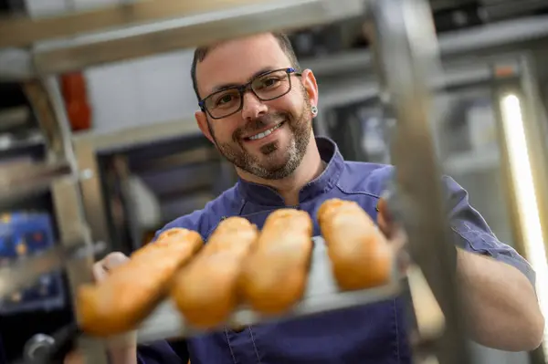 Tukang Roti Memegang Baguette Oven Toko Roti Komersial — Stok Foto