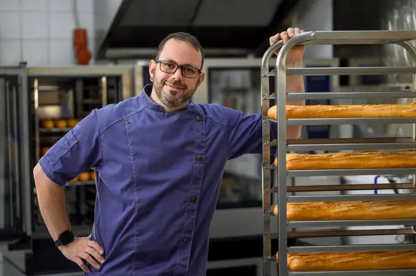 Tukang Roti Berdiri Dekat Rak Dengan Baguettes Bakehouse — Stok Foto
