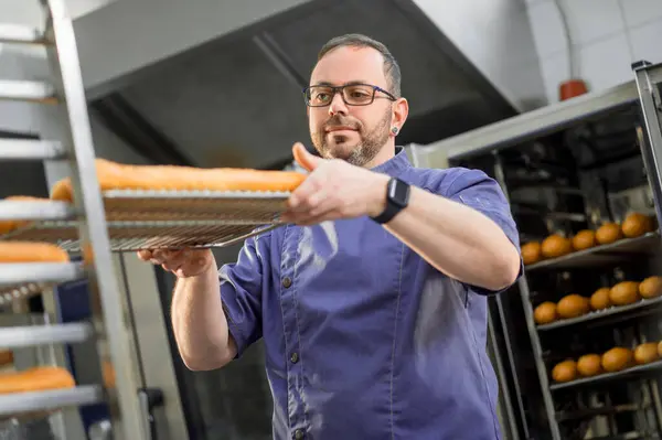 Tukang Roti Memegang Baguette Oven Toko Roti Komersial — Stok Foto