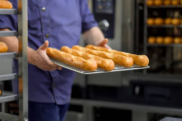 Tukang Roti Pria Tak Dikenal Memegang Baguettes Oven Toko Roti — Stok Foto