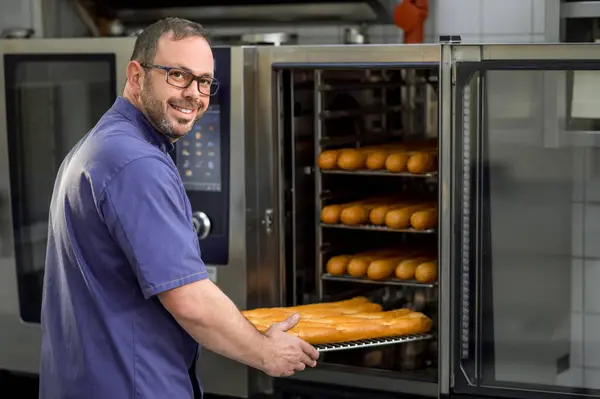 Tukang Roti Profesional Dapur Dekat Oven Dengan Baguettes Bakehouse — Stok Foto