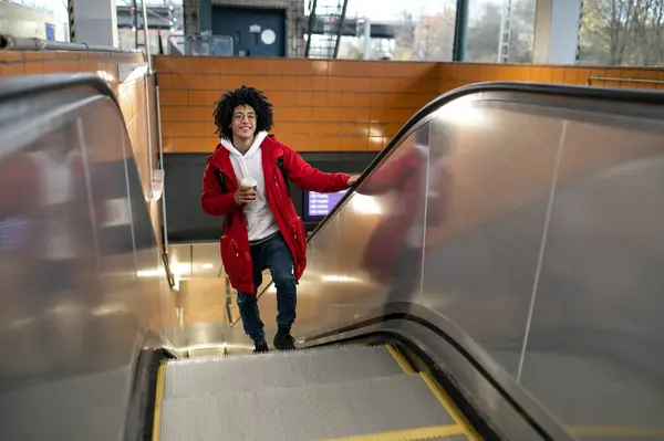 Pria Eskalator Pria Muda Eskalator Stasiun Kereta Api — Stok Foto