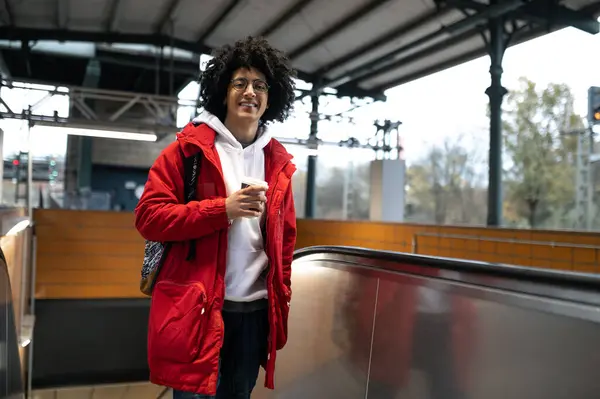 Pria Eskalator Pria Muda Eskalator Stasiun Kereta Api — Stok Foto