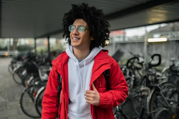 Menyewa Sepeda Tersenyum Pria Berambut Keriting Menyewa Sepeda Dan Tampak — Stok Foto