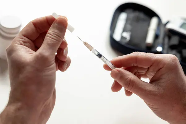 未知的糖尿病患者 带着注射器准备在家中注射胰岛素 免版税图库图片