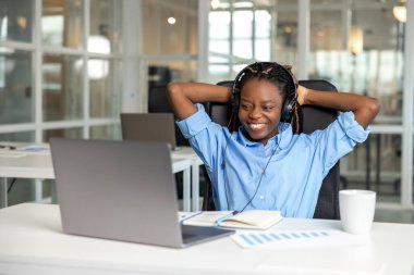 Ofisteki işi sırasında ara veren neşeli kadın çağrı merkezi operatörü