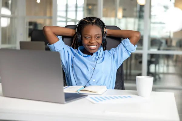 Attractive Dark Skinned Woman Headset Working Laptop Coworking Space — Stock Photo, Image