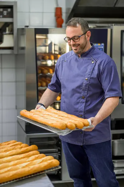 Homme Boulanger Cuisson Vente Pains Savoureux Dans Boulangerie Photo De Stock