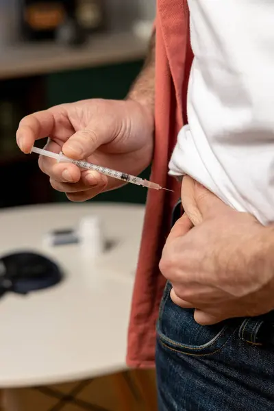 Felismerhetetlen Beteg Férfi Aki Orvosi Diabétesz Inzulin Fecskendőt Fecskendez Hasba Stock Fotó