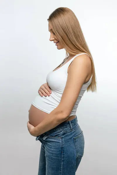 Hamilelik Uzun Saçlı Hamile Koca Göbekli Bir Kadın — Stok fotoğraf
