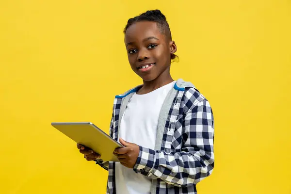 Rapaz Escola Menino Pele Escura Idade Escolar Com Tablet Nas Fotografias De Stock Royalty-Free