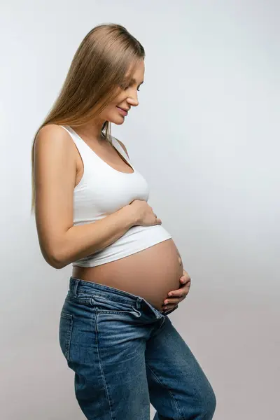 Zwangere Vrouw Glimlachende Zwangere Vrouw Jeans Witte Tshirt Stockfoto