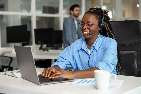 African American Woman Call Center Operator Agent Consulting Customer Wearing Royalty Free Stock Photos