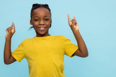 Heyecanlı çocuk. Afro-Amerikan sevimli çocuk heyecanlı ve mutlu görünüyor.