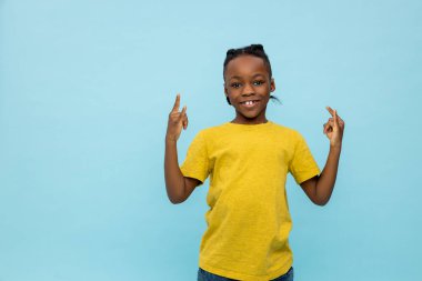 Heyecanlı çocuk. Afro-Amerikan sevimli çocuk heyecanlı ve mutlu görünüyor.