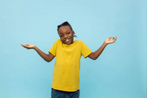 Tummaihoinen Poika Tummaihoinen Poika Keltaisessa Paidassa Sinisellä Pohjalla kuvapankin valokuva