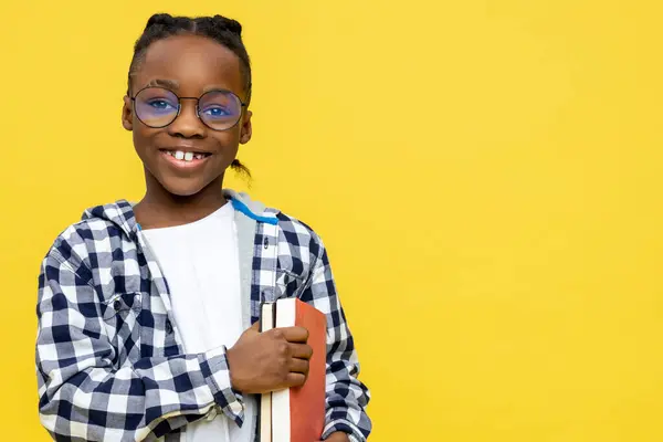 Skoledreng Afrikansk Amerikansk Skoledreng Ternet Skjorte Klar Til Lektioner Stock-foto