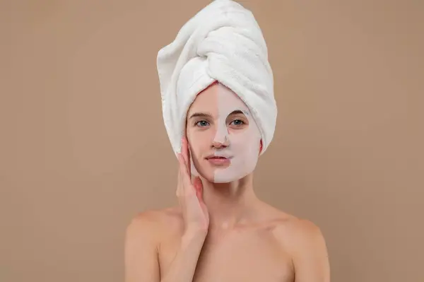 Wanita Yang Menarik Dengan Topeng Kosmetik Wajah Berdiri Terisolasi Atas Stok Gambar Bebas Royalti