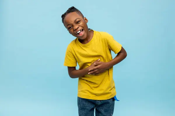 Menikmati Anak Berkulit Gelap Yang Lucu Tertawa Keras Dan Terlihat Stok Foto