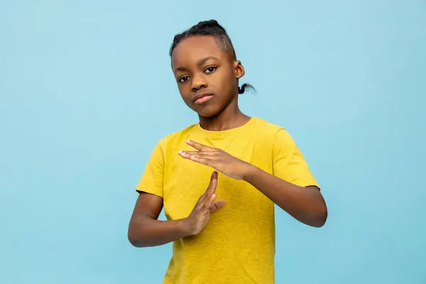 Anak Yang Serius Anak Afrika Amerika Tampak Serius Melihat Kamera Stok Foto Bebas Royalti