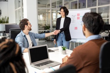 İş adamları iş yerindeki antrenman oturumunda el sıkışıyor