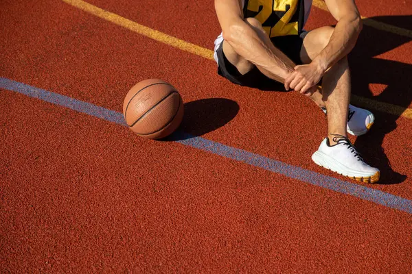 Yazın dışarıda basketbol antrenmanı yapan tanınmayan bir adam.