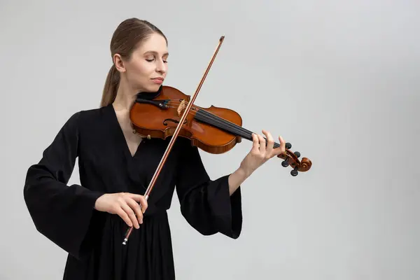 Γυναίκα Επαγγελματίας Βιολιστής Παίζει Μουσικό Όργανο Απομονώνονται Λευκό Φόντο Αντίγραφο Royalty Free Φωτογραφίες Αρχείου