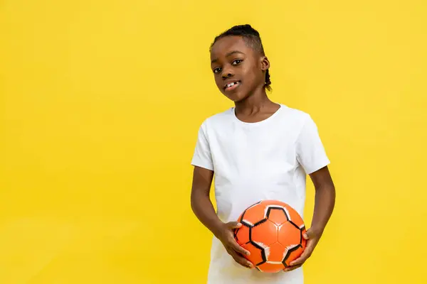 Afro Amerika Anak Kecil Mengenakan Shirt Putih Berpose Dengan Bola Stok Gambar